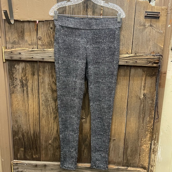 Women’s Bar III black and white leggings - Picture 2 of 6